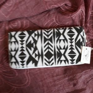 Black White Aztec Tribal Zippered Wallet Clutch